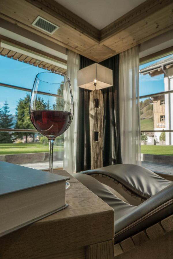 Villa Flora Mountain Lodges San Cassiano Kültér fotó