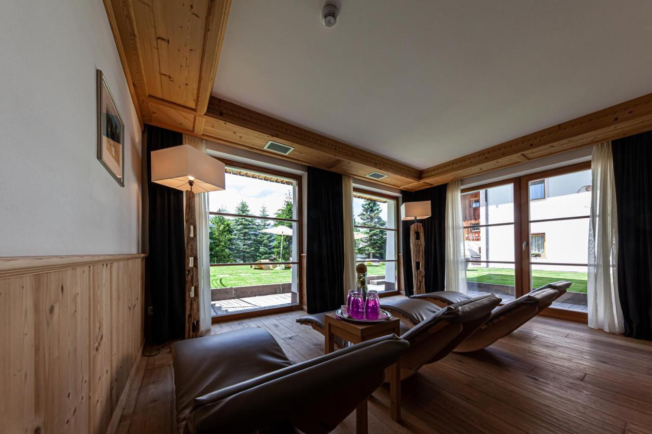 Villa Flora Mountain Lodges San Cassiano Kültér fotó
