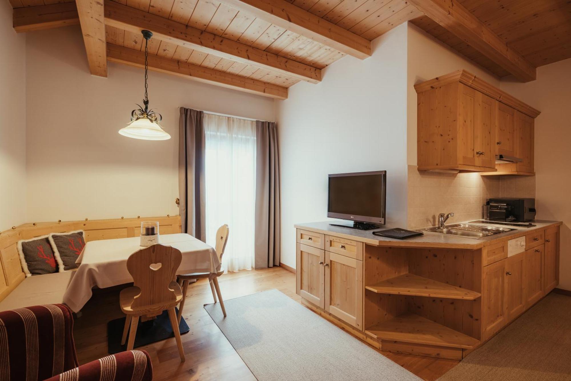 Villa Flora Mountain Lodges San Cassiano Kültér fotó